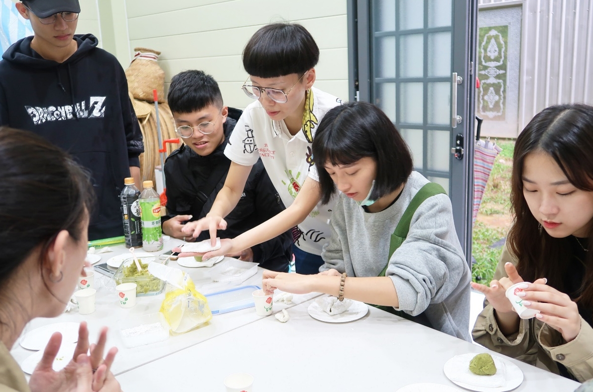 哈客青年智庫團洪佳玉(右三) 指導學生將碧螺春葉粉製成大福